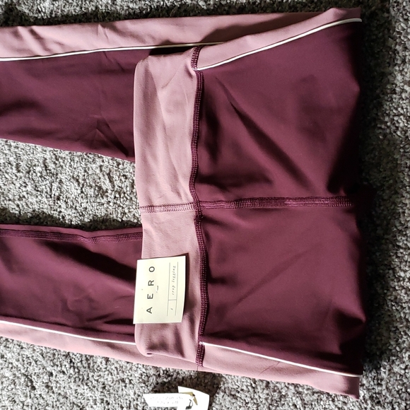 NWT! BEAUTIFUL MAROON COLOR Aero Cropped Leggings wicking technology size small - Picture 4 of 5